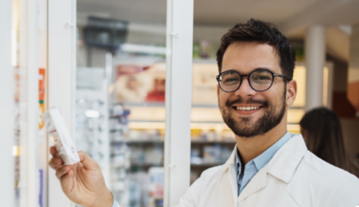 Un pharmacien choisissant un produit